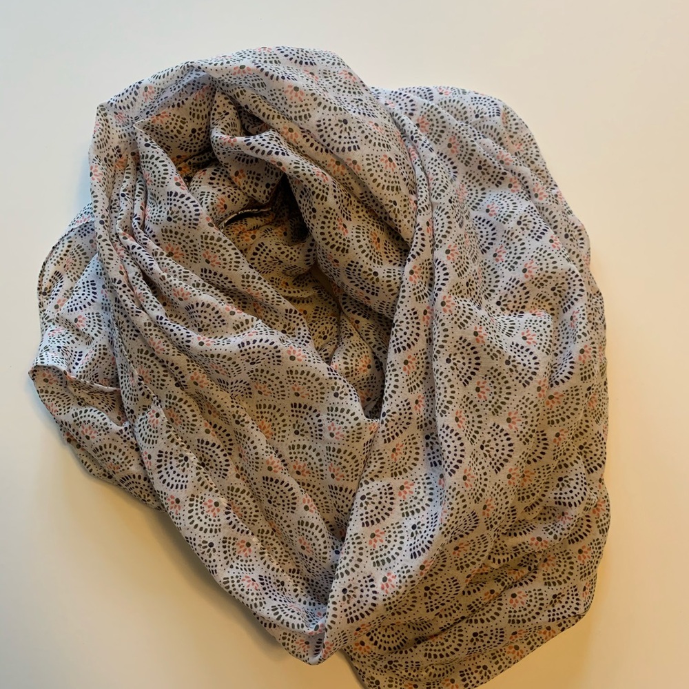 Infinite Scarf With Cute Abstract Shell Pattern - Picture 9 of 10